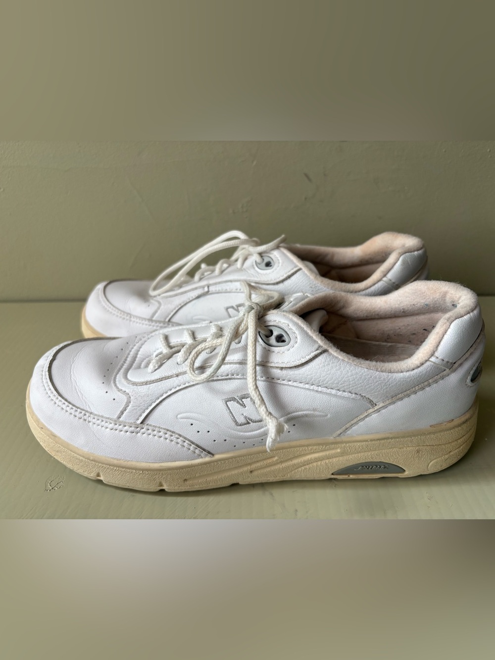 New Balance Women’s White Sneakers cream sole Sz 7 - Picture 5 of 11